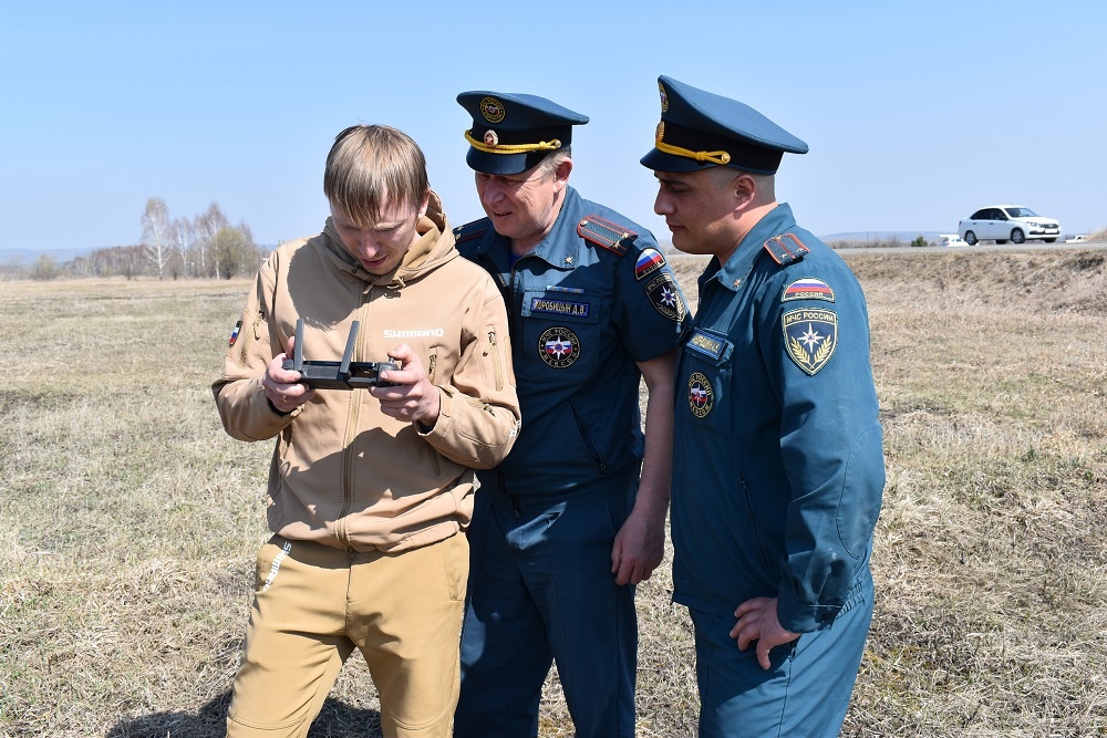 В Назаровском районе продолжают облетать территории с помощью квадрокоптера.